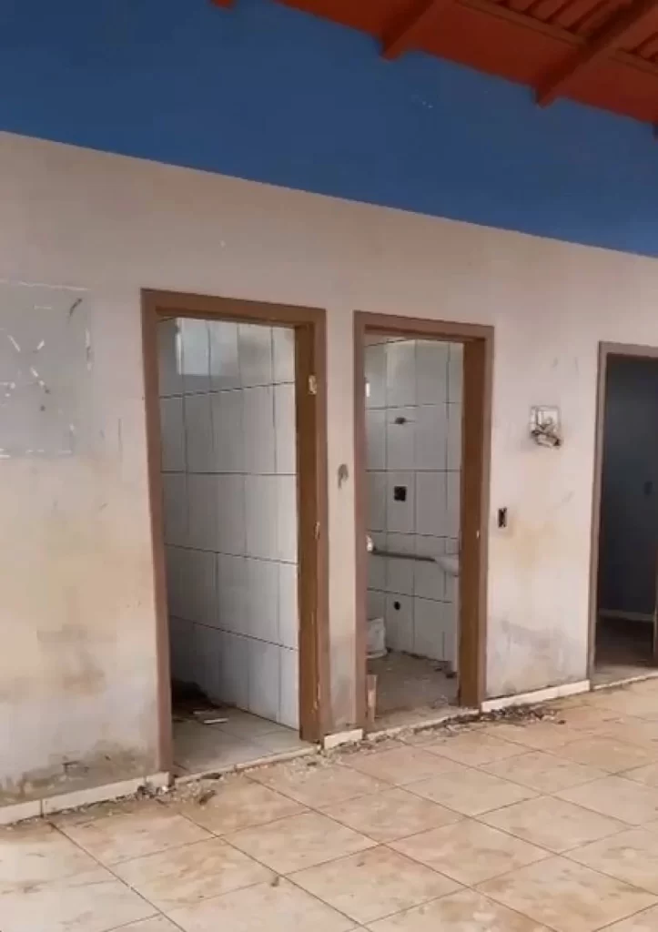 Banheiro de uma área pública é vandalizado e moradores da cidade de Colinas se revoltam