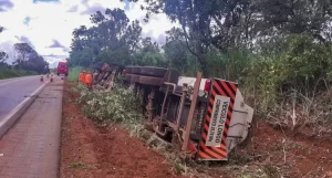 Carreta que transportava 59 mil litros de combustível tomba na TO-080