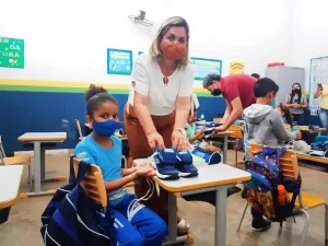 Em Guaraí prefeitura entrega 2,3 mil tÃªnis a alunos de rede pública