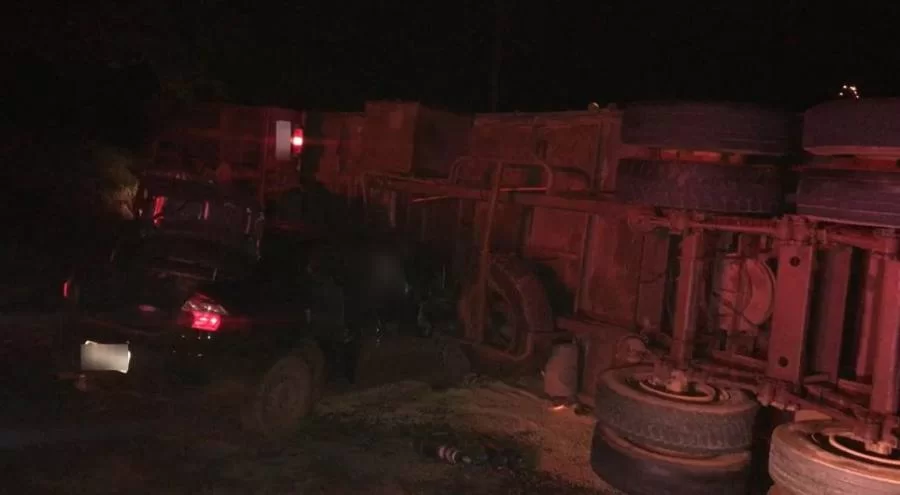 Acidente envolvendo carro de família e carreta de soja deixa mortos e feridos em Luzimangues