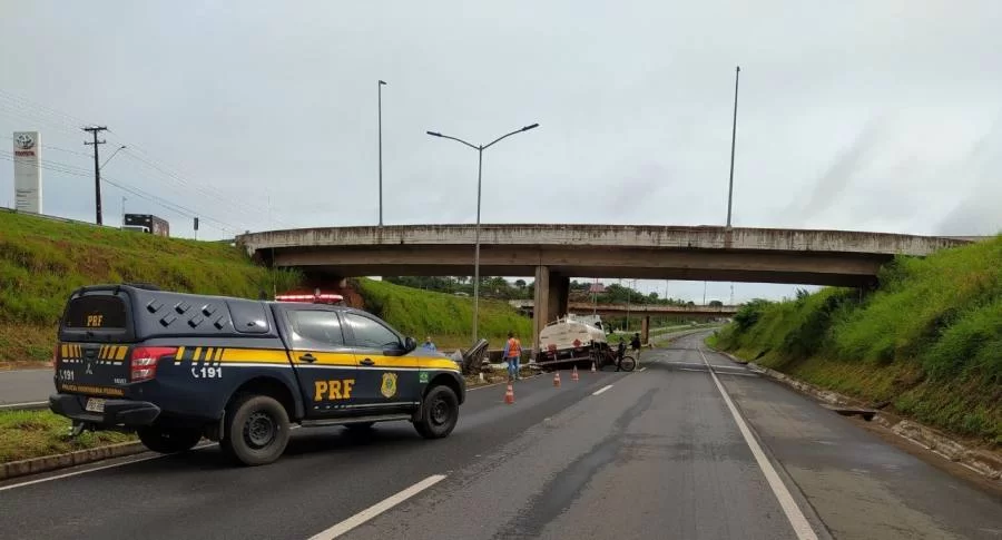 Caminhão-tanque colide contra viaduto em Araguaína e derrama combustível na pista