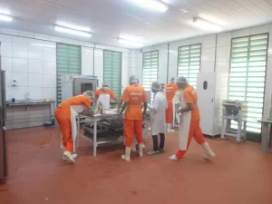 Reeducandos de AraguaÃÂ­na comeÃÂ§am a produzir pÃÂ£es e bolos consumidos na UTPBG