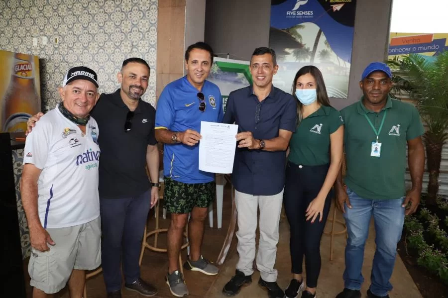 Durante torneio de pesca esportiva em Luzimangues, Gaguim recebe licença