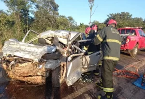 Caminhoneiro foge do local, após colidir com um carro de passeio e provocar duas mortes na BR-153