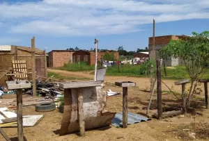 Moradores de lixão desativado em Palmas vivem em situação de risco; MPTO discute estratégia de desocupação