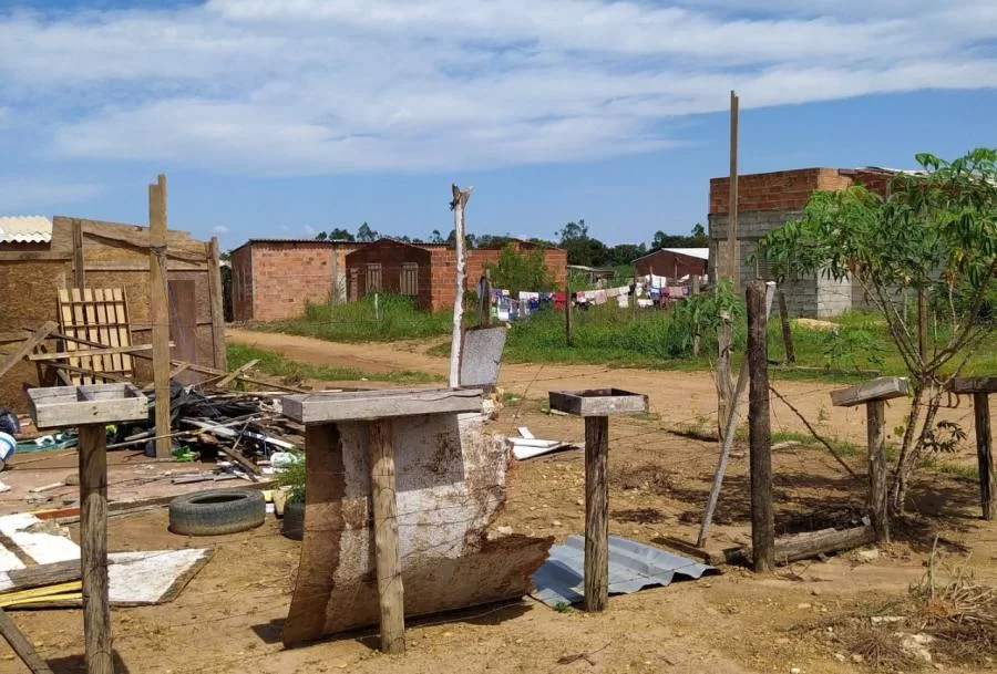 Moradores de lixão desativado em Palmas vivem em situação de risco; MPTO discute estratégia de desocupação