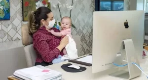 Fantástico mostra a história da prefeita de Palmas após enfrentar o nascimento do filho e não ter direito a licença-maternidade