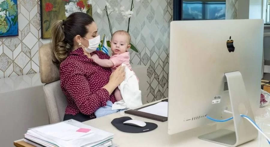 Fantástico mostra a história da prefeita de Palmas após enfrentar o nascimento do filho e não ter direito a licença-maternidade