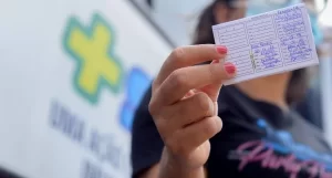 "Busão Mais Saúde" estaciona na feira 304 sul; programa busca imunizar comerciantes e frequentadores contra a Covid-19 e a Influenza