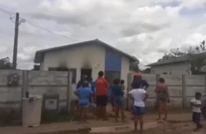 Casa pega fogo com trÃªs crianças dentro em Colinas do Tocantins