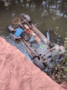 Homem morre após carro que conduzia cair de uma ponte na zona rural