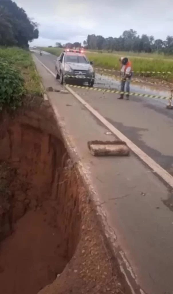 Solo cede e abre buraco próximo a pista no perímetro urbano de Colinas sentido Guaraí