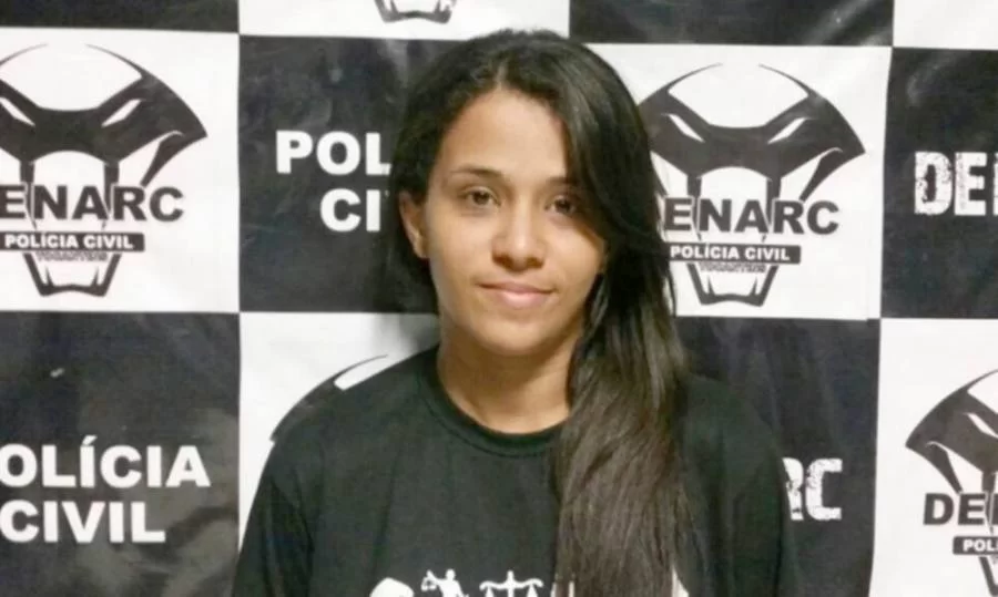 Mulher tortura e executa homem com vários tiros na frente do filho da vítima