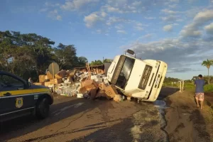 Carreta tomba e carga se espalha na pista em trecho da BR em Palmeiras