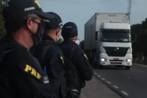 Caminhoneiro é preso depois de ser flagrado dirigindo embriagado na BR 153 em Guaraí