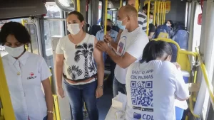 Busão itinerante leva vacinação para Avenida Teotônio Segurado, em Palmas