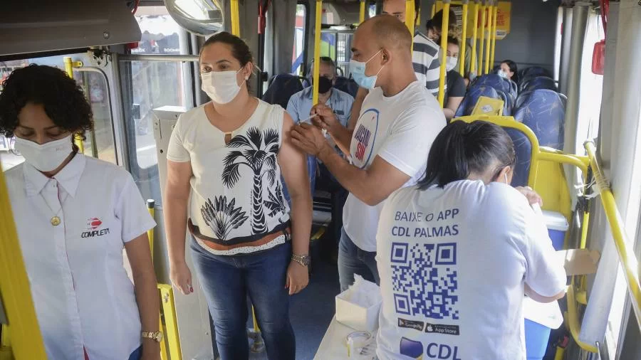 Busão itinerante leva vacinação para Avenida Teotônio Segurado, em Palmas