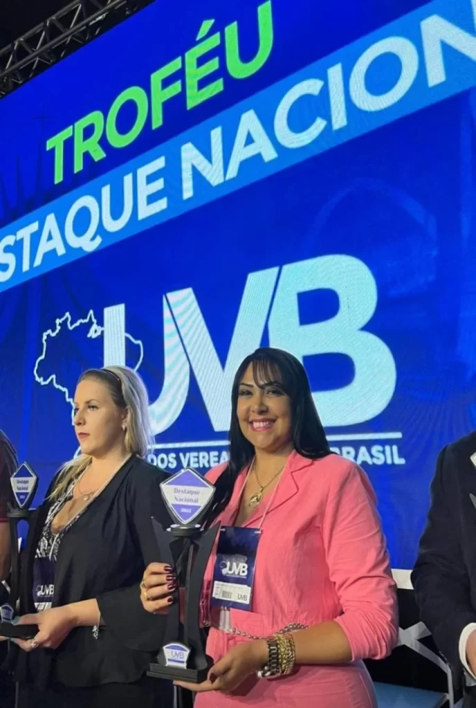 Janad Valcari é homenageada com troféu de "Destaque Nacional" em Brasília
