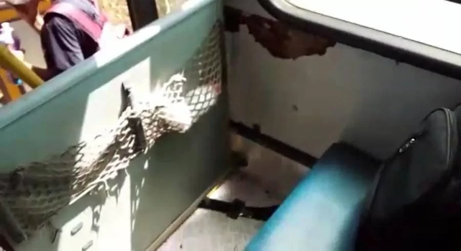 Colméia: Aluno grava situação de ônibus escolar; janelas sem vidro, bancos rasgados e falta de cinto de segurança chamam a atenção