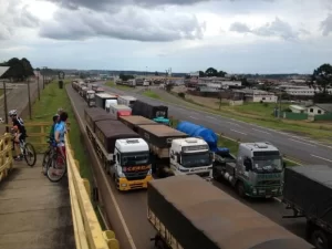 ApÃÂ³s protestos em todo o paÃÂ­s, PetrobrÃÂ¡s decide reduzir preÃÂ§os de Diesel e CombustÃÂ­vel