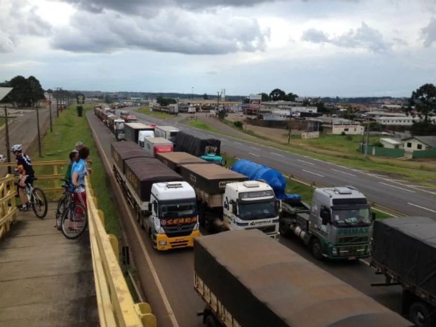 ApÃÂ³s protestos em todo o paÃÂ­s, PetrobrÃÂ¡s decide reduzir preÃÂ§os de Diesel e CombustÃÂ­vel