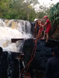 Mulher desaparece após cair em buraco de cachoeira em BabaçulÃ¢ndia; Bombeiros montam estratégia para retomar buscas