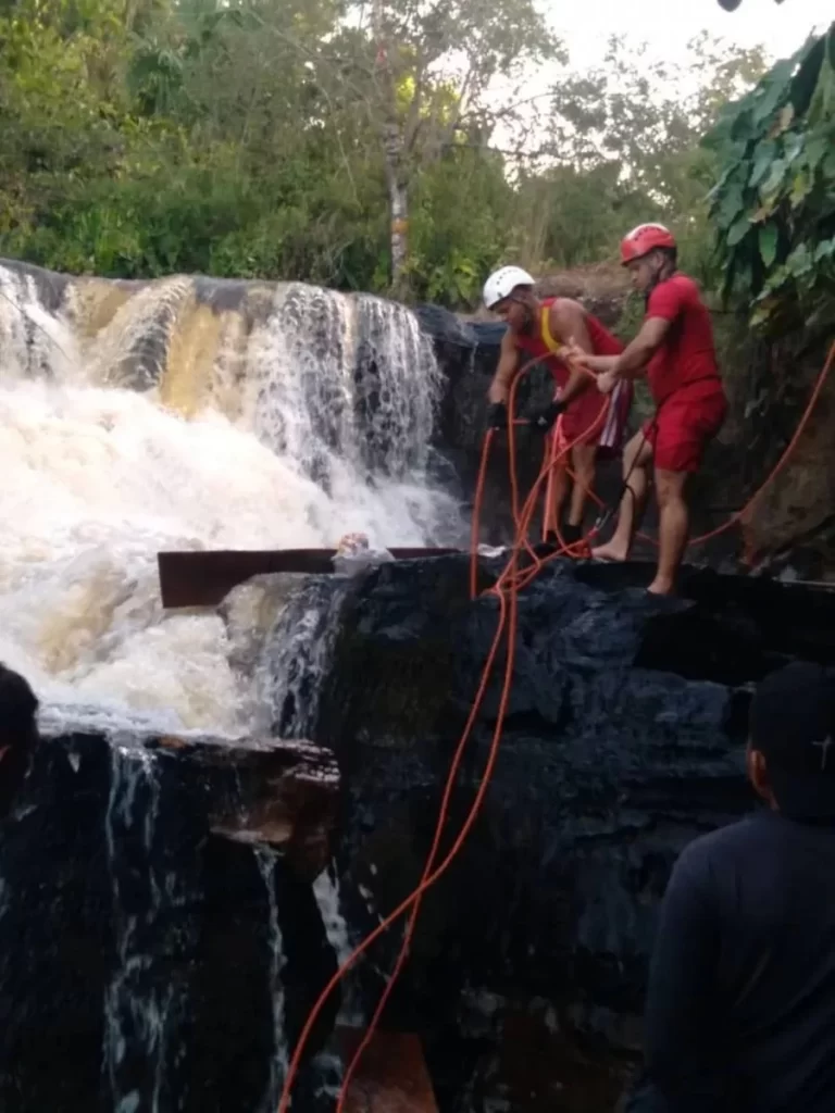 Mulher desaparece após cair em buraco de cachoeira em BabaçulÃ¢ndia; Bombeiros montam estratégia para retomar buscas
