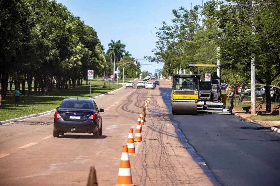 Recuperação asfáltica da Avenida Teotônio reduz faixas de trecho entre LO-01 e LO-03