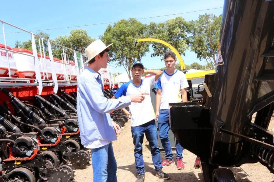 Estudantes aproveitam a Agrotins para conhecerem as novidades no setor agropecuário
