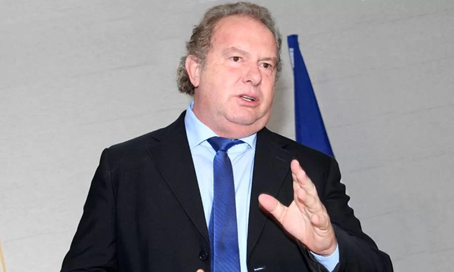 Cabine de aviÃÂ£o em que viajava o Governador Carlesse passa por problema e ele troca de aeronave para cumprir agenda