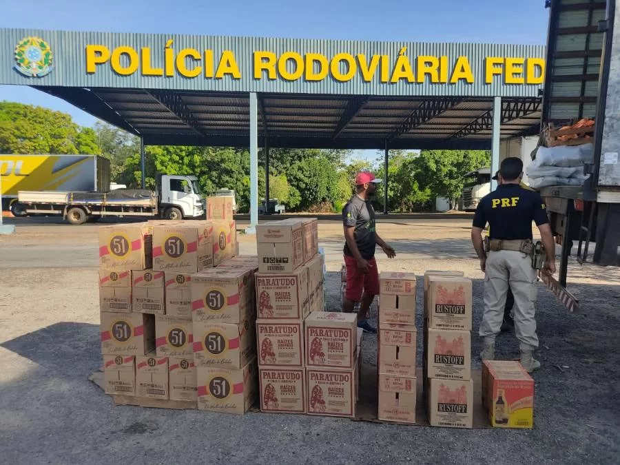 Durante inspeção PRF encontra mais de 1.500 litros de bebidas alcoólicas sem nota fiscal em Alvorada