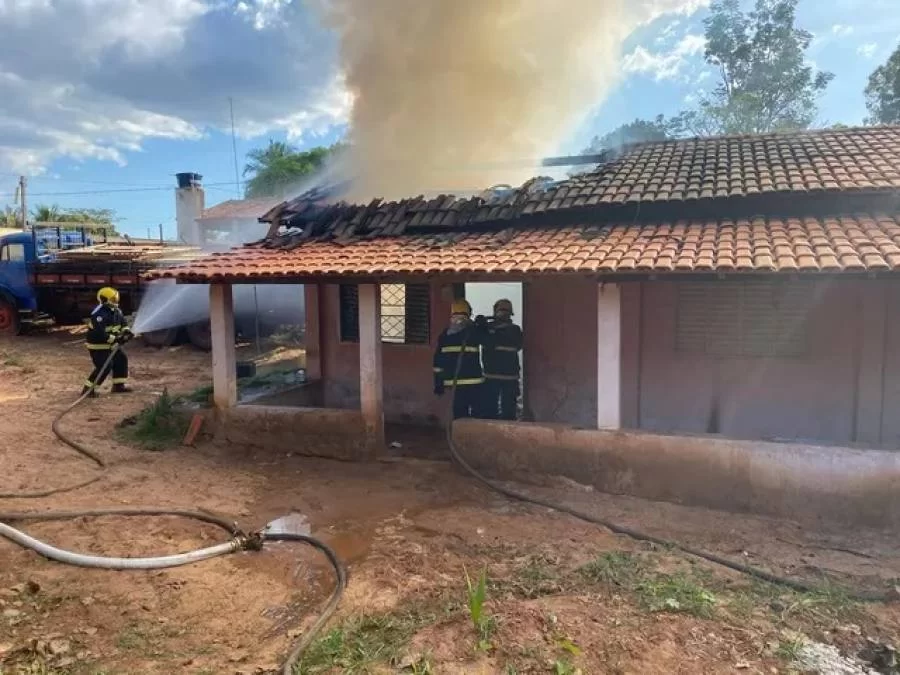 Casa pega fogo em Araguaína e família perde tudo