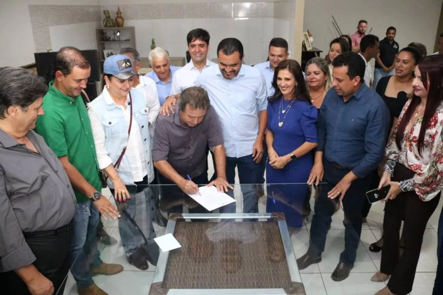 Atendendo solicitação de Vilmar, Wanderlei autoriza licitação para reforma de Colégio de Colméia