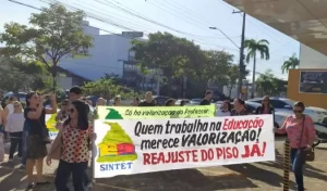 Servidores da educação fazem paralisação para reivindicar o piso salarial em Araguaína