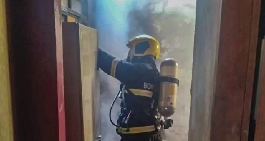 Bombeiros militares combatem incÃªndio em lanchonete de Araguatins