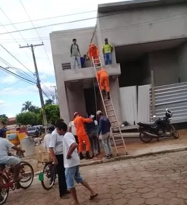 Trabalhadores levam descarga elétrica em obra no centro de Colinas