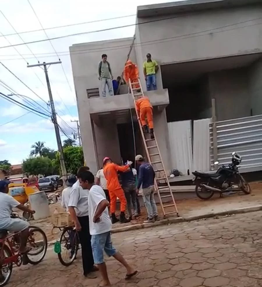 Trabalhadores levam descarga elétrica em obra no centro de Colinas
