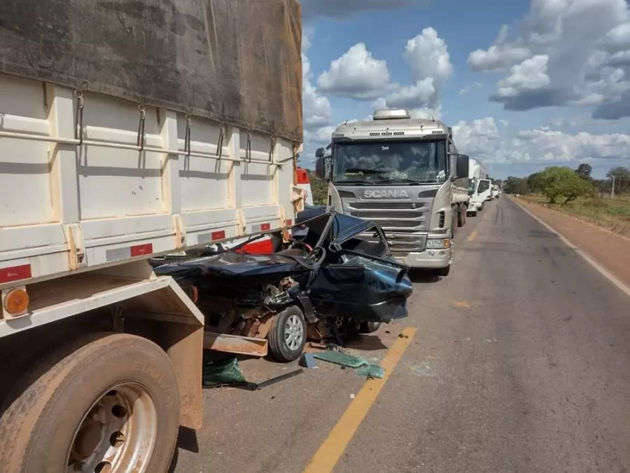 Acidente grave deixa carro destruído após ser prensado entre duas carretas