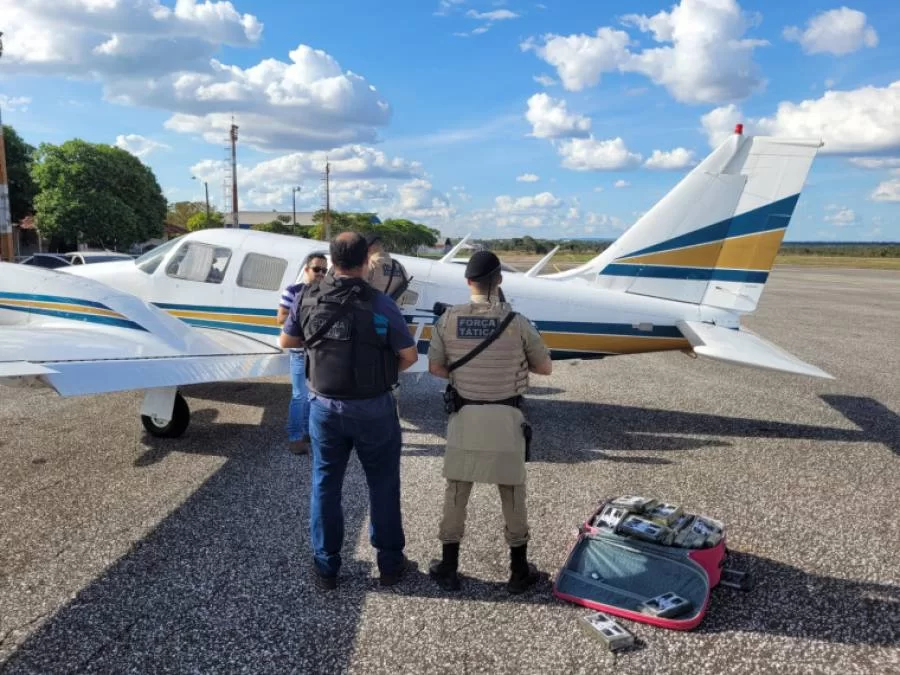 Avião de SP chega ao Tocantins e Polícia Civil prende mais de R$ 80 milhões em pasta base de cocaína