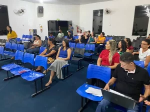 Profissionais da educação vão a sessão na CÃ¢mara Municipal de Oliveira de Fátima, mas são impedidos de reivindicarem direitos