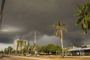 Chuva pega moradores de surpresa em Colinas e Palmas; confira previsão para os próximos dias