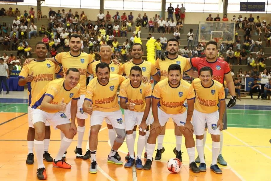Governador Wanderlei Barbosa participa de partida de futebol beneficente em Palmas