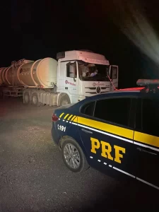 Após ser rendido na estrada e feito refém durante roubo de caminhão, homem consegue chegar na base da PRF pedir ajuda