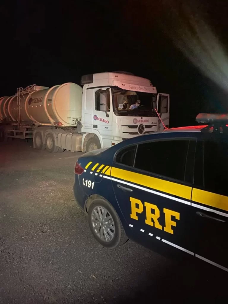 Após ser rendido na estrada e feito refém durante roubo de caminhão, homem consegue chegar na base da PRF pedir ajuda