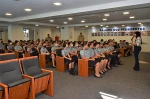 Presidente Janad Valcari recebe alunos do colégio Militar na CÃ¢mara de Palmas