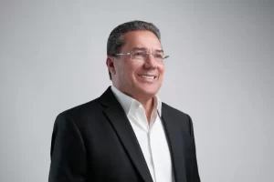 Em vídeos de estreia da pré-campanha, Luxemburgo entra no jogo e convoca tocantinenses a jogarem no mesmo time