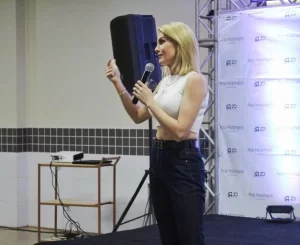 Empresária e apresentadora Ana Hickmann comemora 20 anos de sua marca de óculos em Palmas