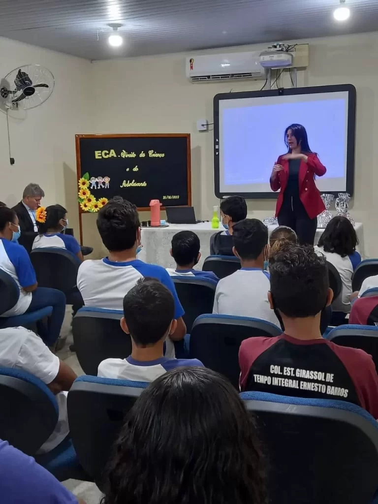 Projeto "OAB vai Ã  Escola", ministra palestra sobre o direito da criança e do adolescente no Colégio Ernesto Barros