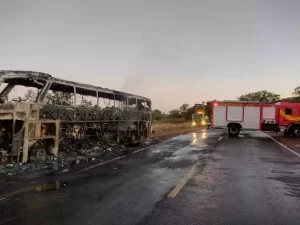 Ãnibus que levava 53 passageiros pega fogo e fica totalmente destruído
