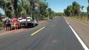 Caminhonete capota após tentar ultrapassar caminhão na BR 153, próximo a WanderlÃ¢ndia